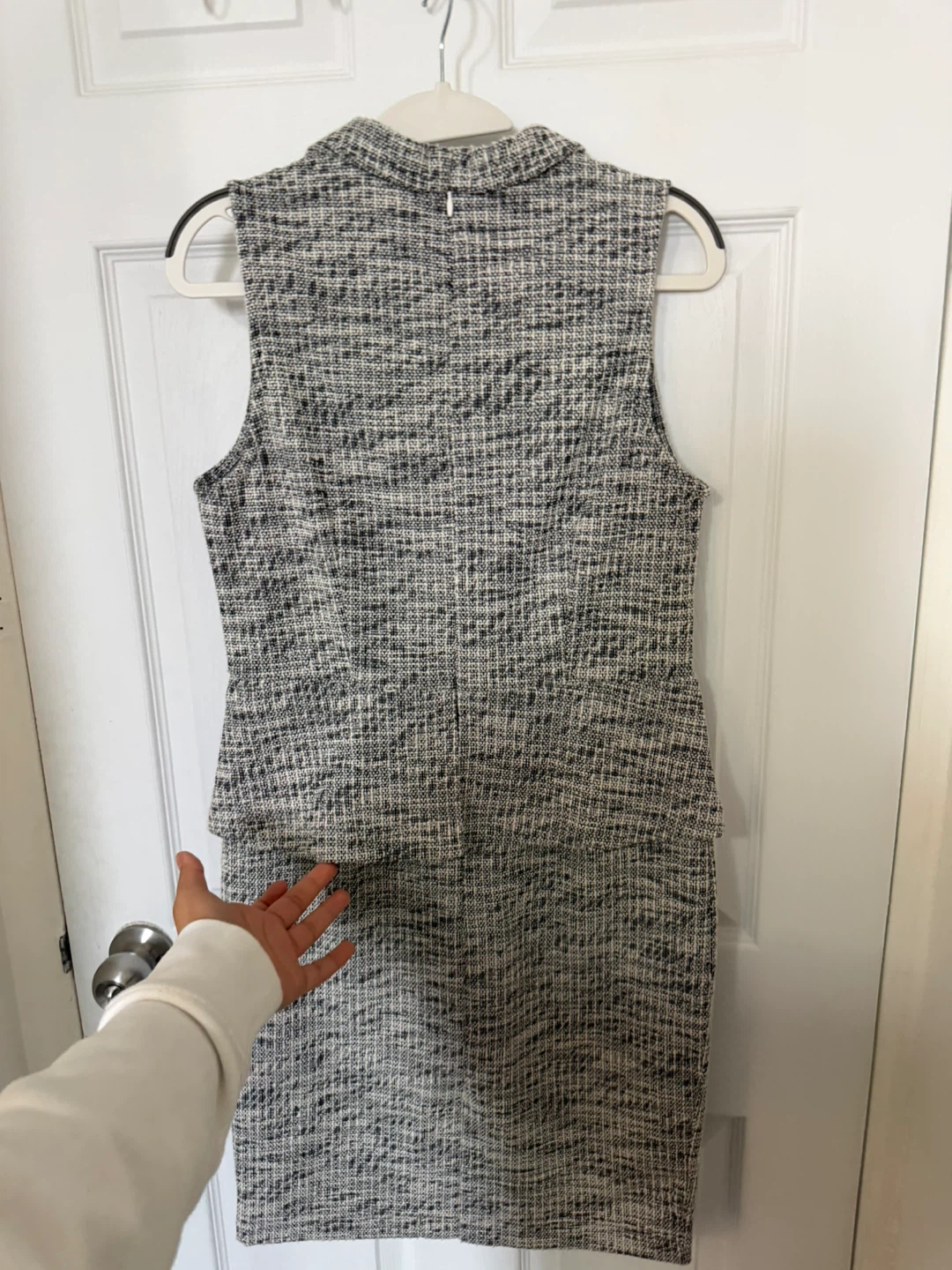 Sleeveless Dress with Collar - photo 4