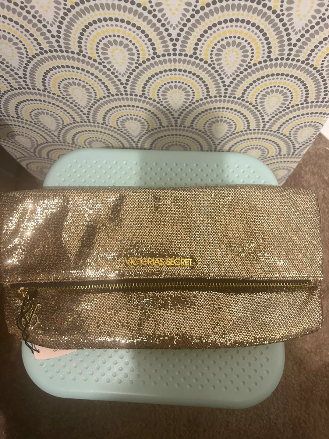 NEW Victoria's Secret Gold Sequin Clutch Bag - photo 2