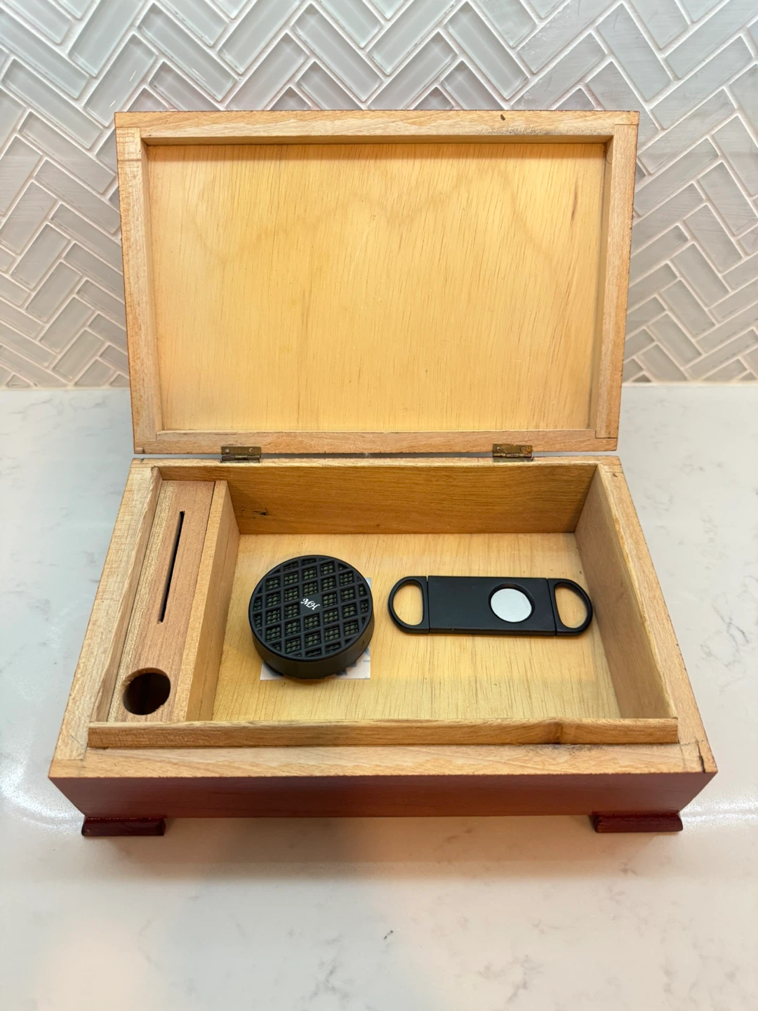 Wooden Cigar Humidor Box with Cutter (brand new) - photo 2
