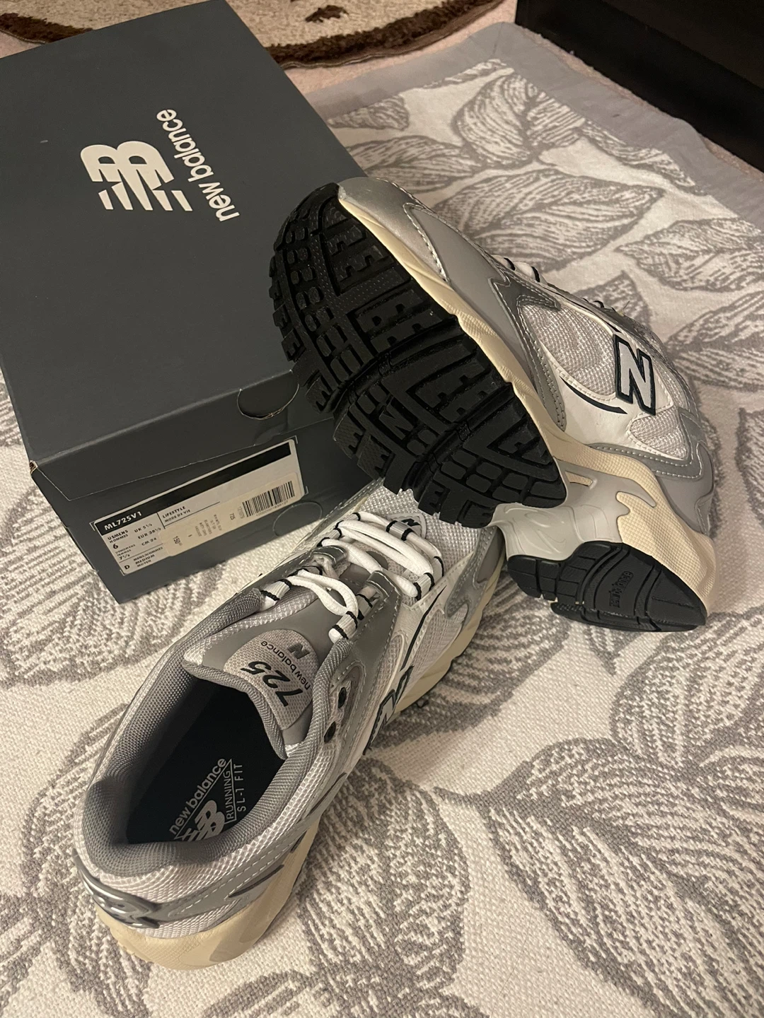 New Balance 725 V1 Running Shoes - Silver/Grey- size W7.5