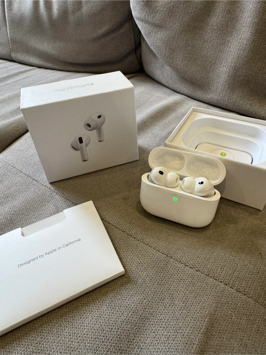 ($130) AirPods Pro 3 – Great Condition w/ Box & Accessories - photo 2