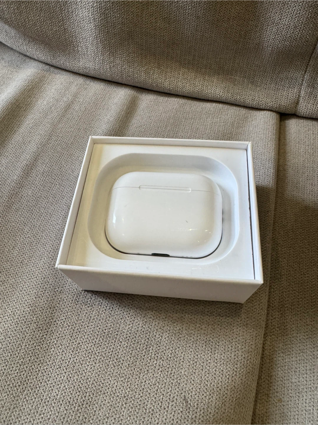 ($130) AirPods Pro 3 – Great Condition w/ Box & Accessories - photo 3