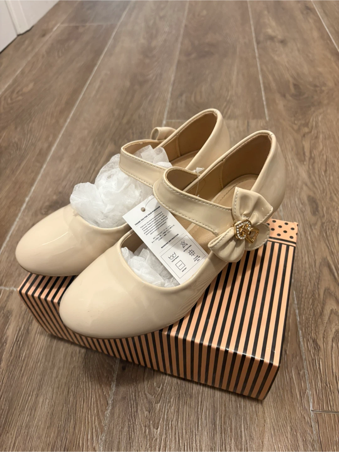 Girls Princess Shoes size2 / Beige Patent / Bow Detail