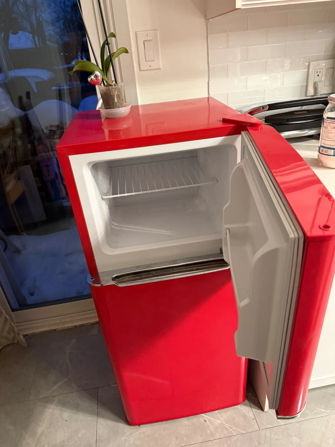 Frigidaire Red Retro Mini Fridge - photo 5