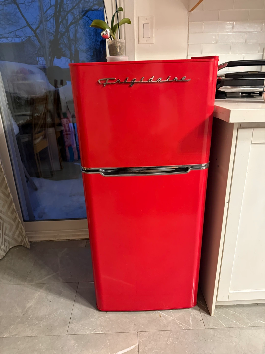 Frigidaire Red Retro Mini Fridge - photo 2