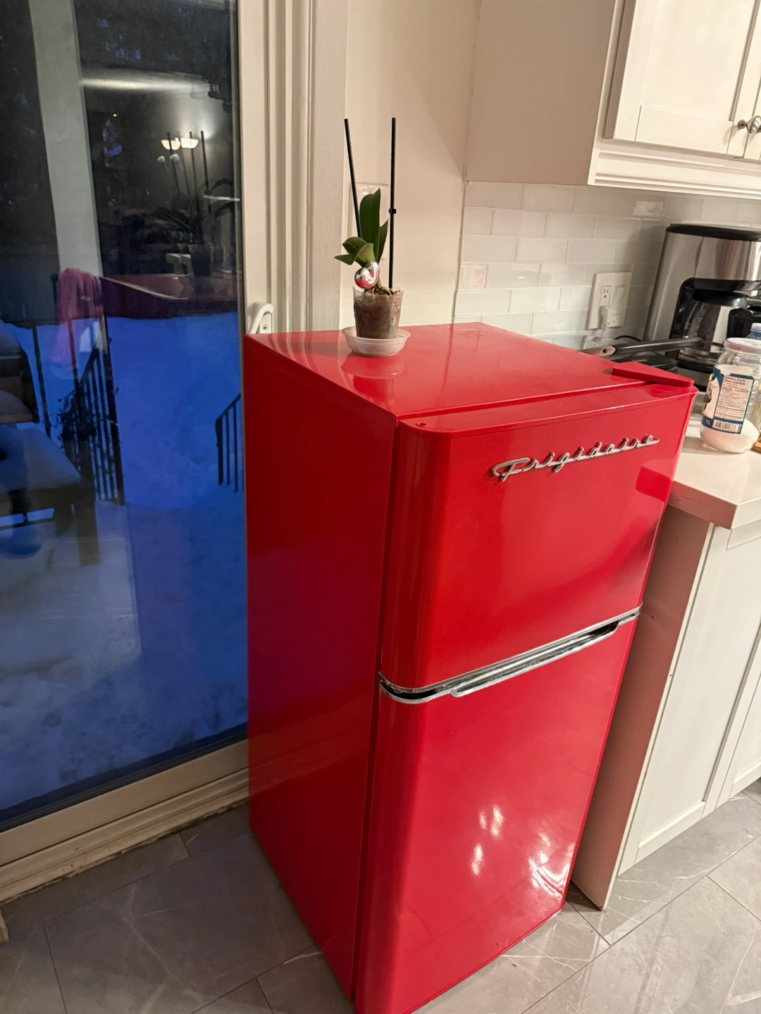 Frigidaire Red Retro Mini Fridge - photo 3