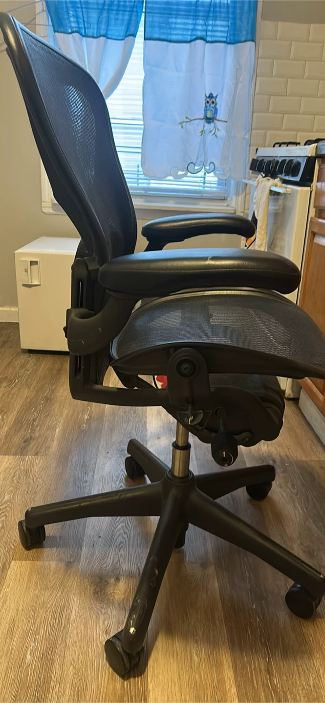 Herman Miller Aeron Chair - photo 3