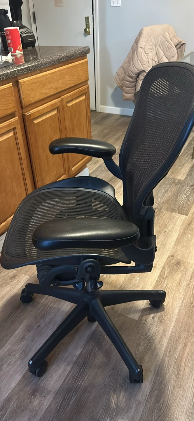 Herman Miller Aeron Chair - photo 5
