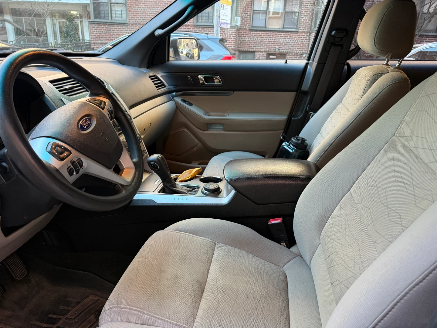 2014 White Ford Explorer SUV - photo 5