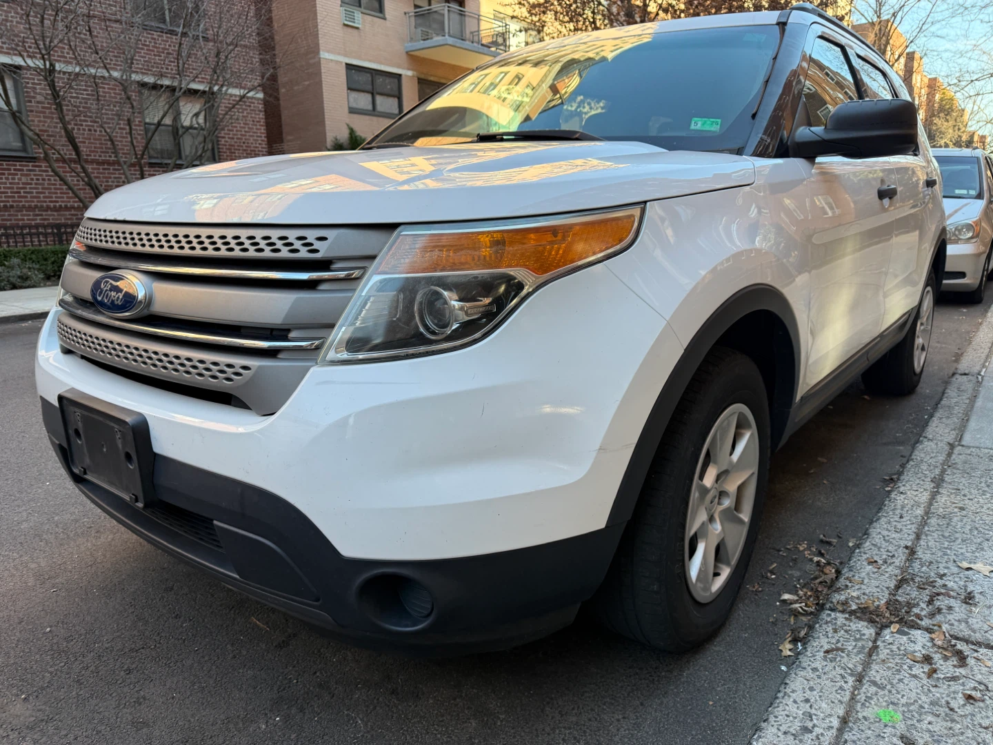 2014 White Ford Explorer SUV