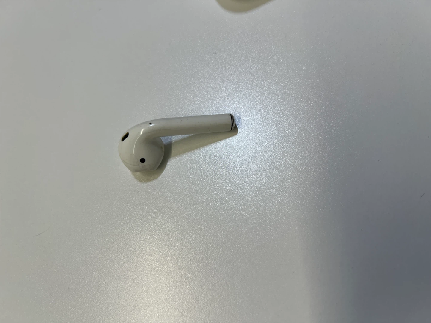 Apple AirPods 2nd Gen with Charging Case - photo 2