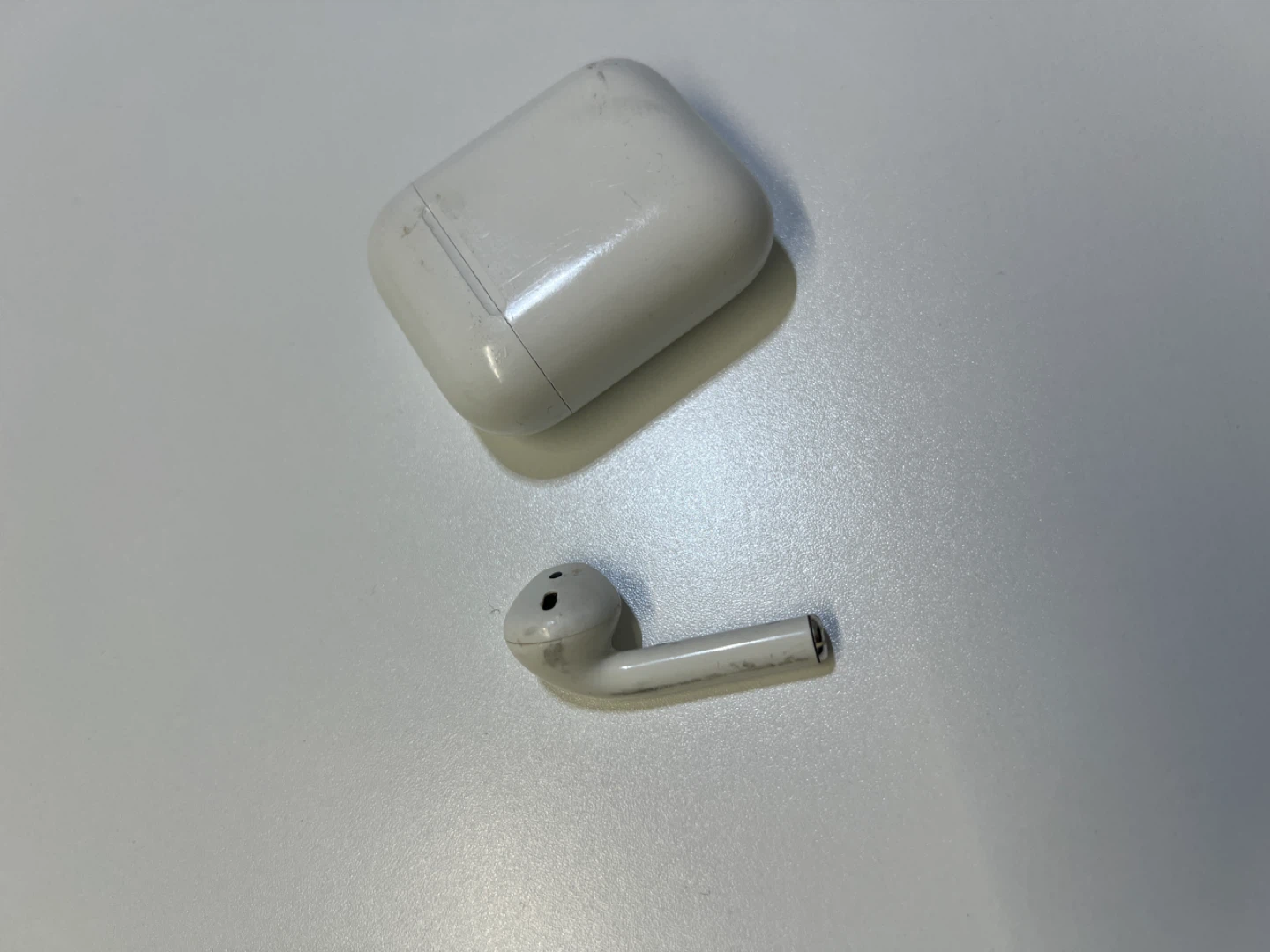 Apple AirPods 2nd Gen with Charging Case - photo 3