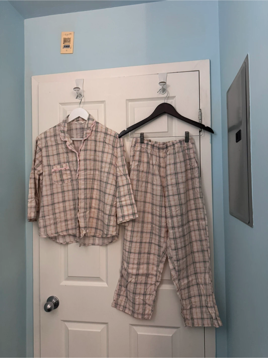 Tan Turtleneck Sweater & 3 pajama - photo 2