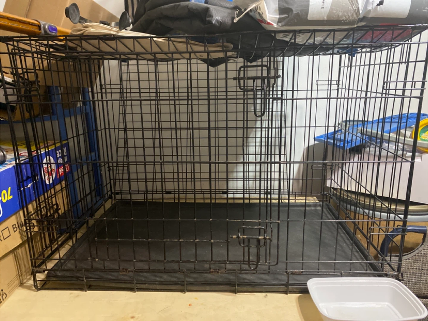 Wire Dog Crate with Black Plastic Tray
