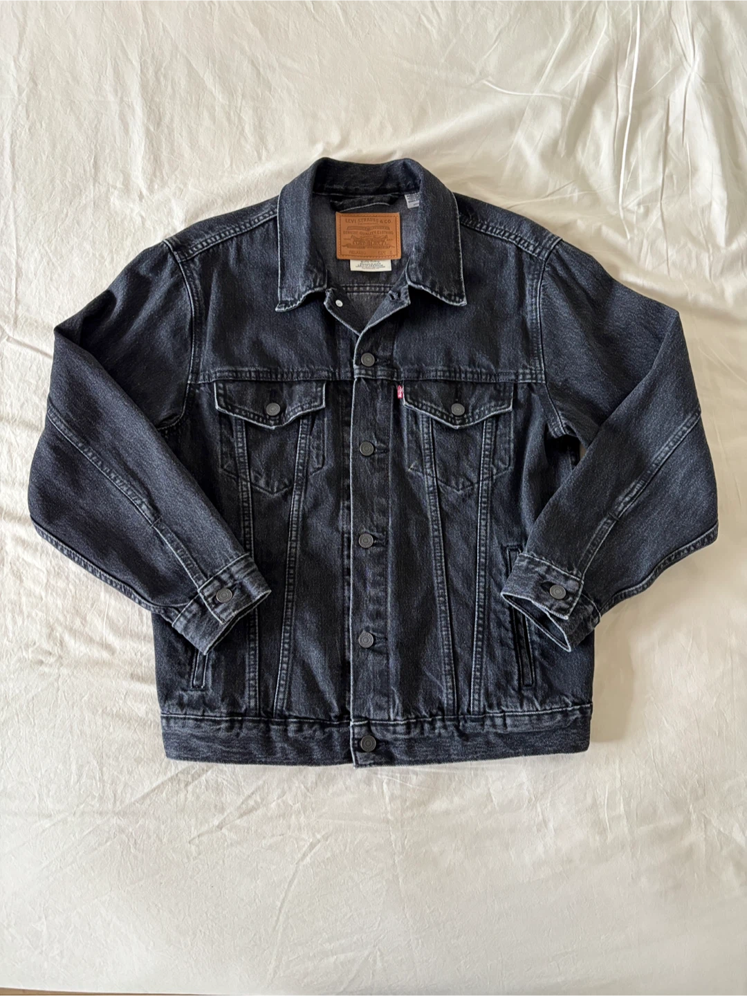 Levi’s Relaxed-Fit Denim Trucker Jacket in Washed Black - photo 3