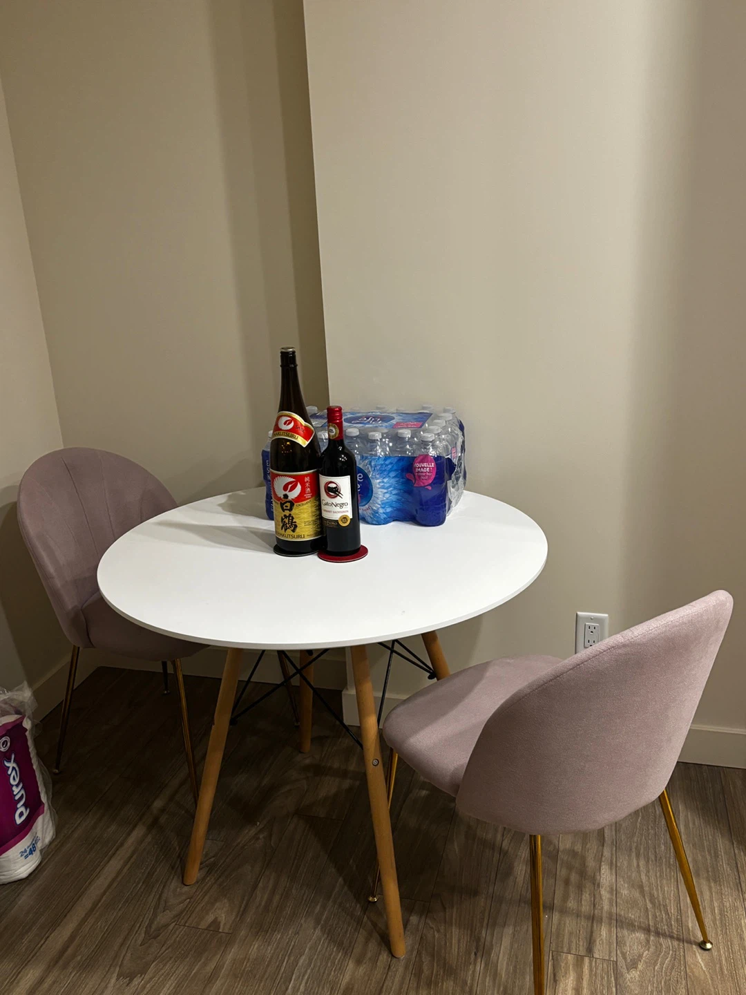 Round White Dining Table with Wooden Legs
