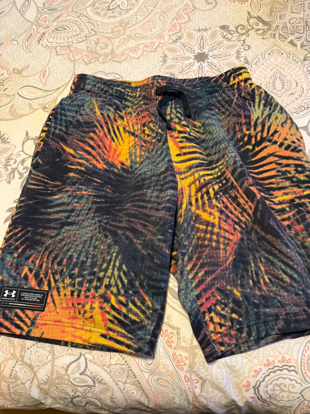 Men Under Armour Loose Fit Graphic Shorts - Size LG🏆