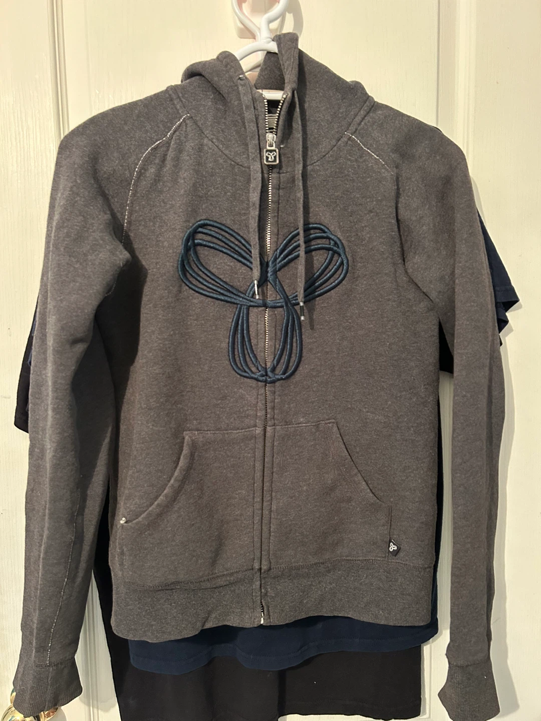 TNA grey sweater small 🏆