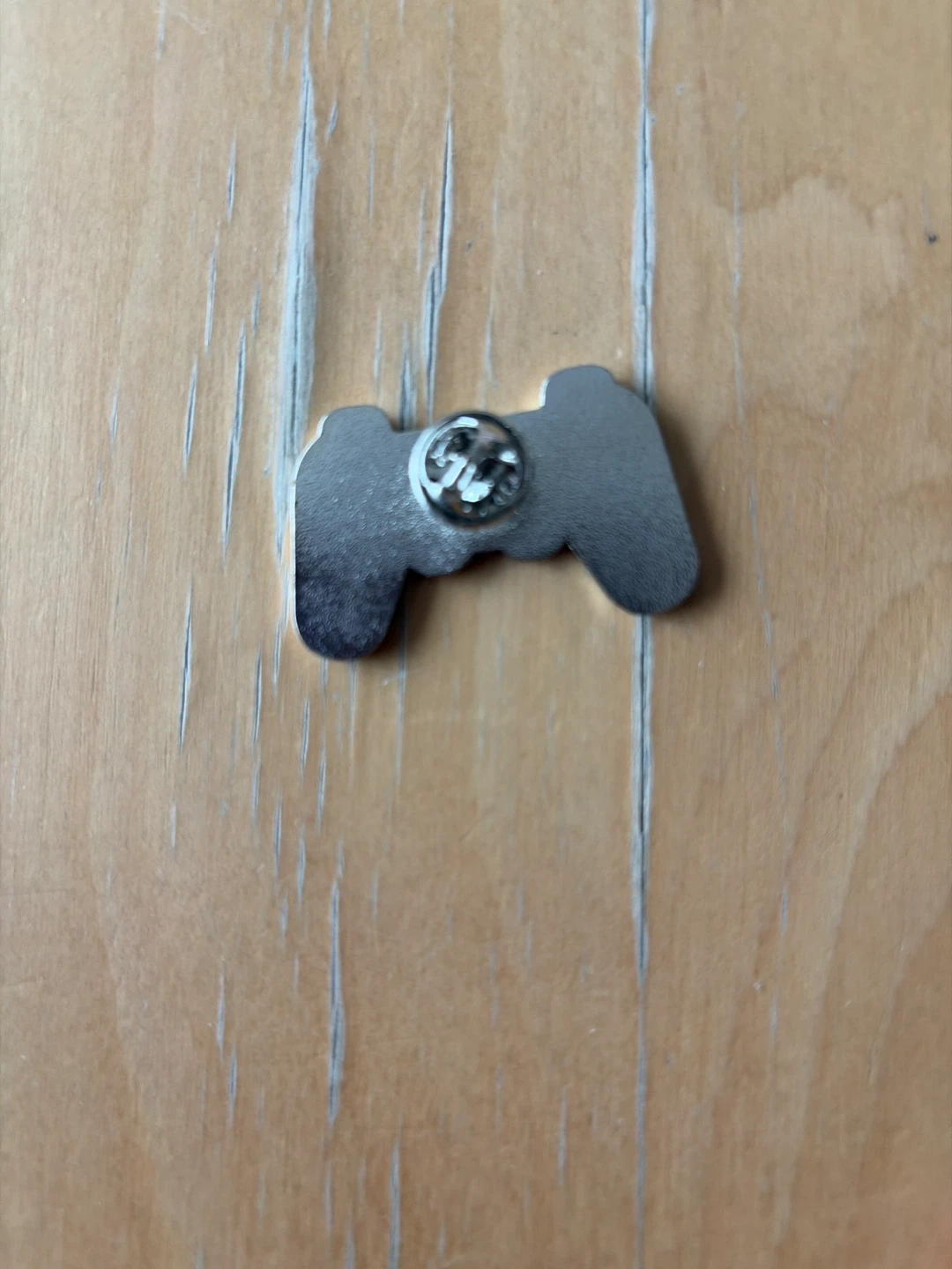 Purple Video Game Controller Enamel Pin 🏆 - photo 2