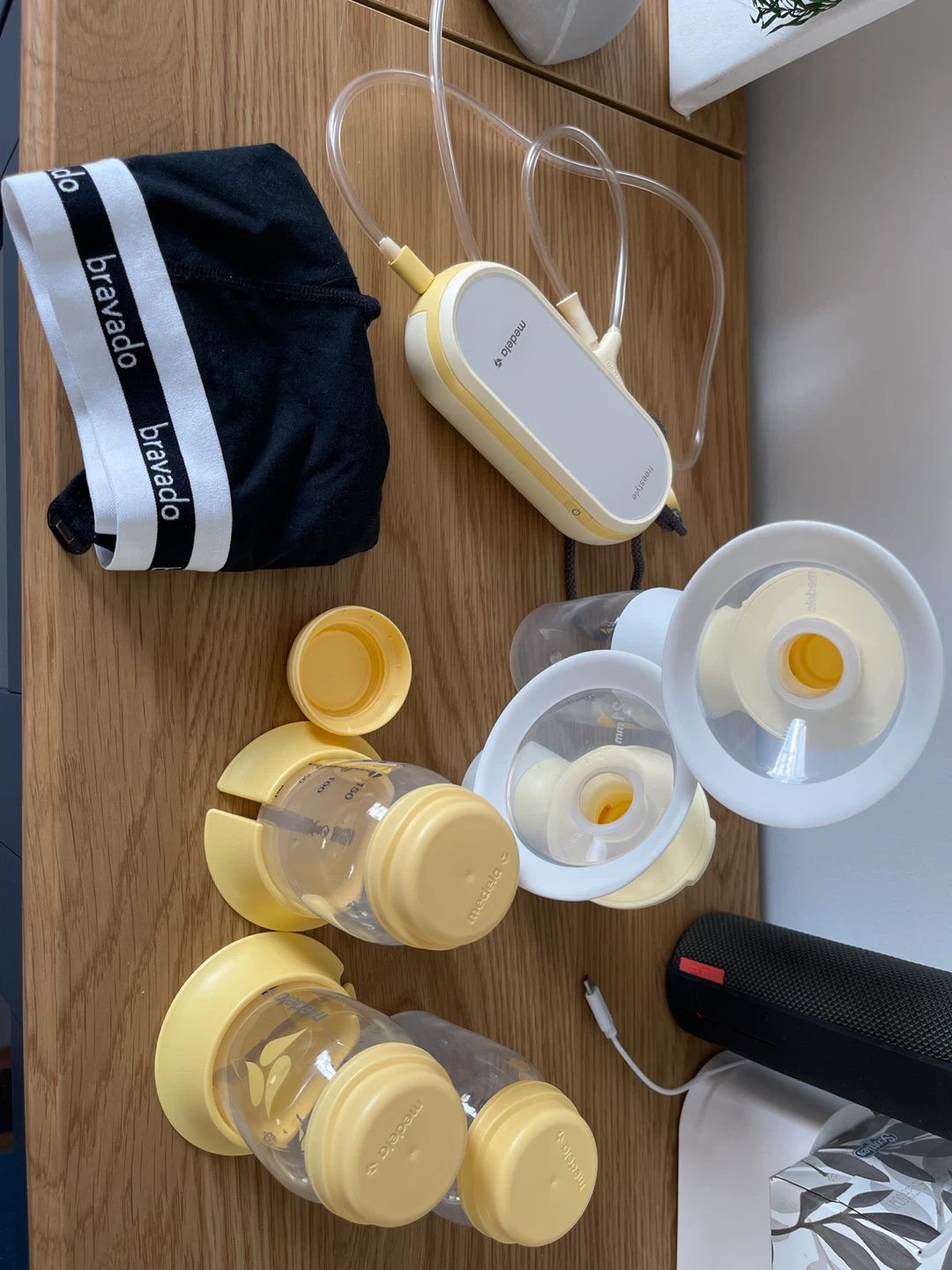 Medela Electric Breast Pump with Bag and Accessories