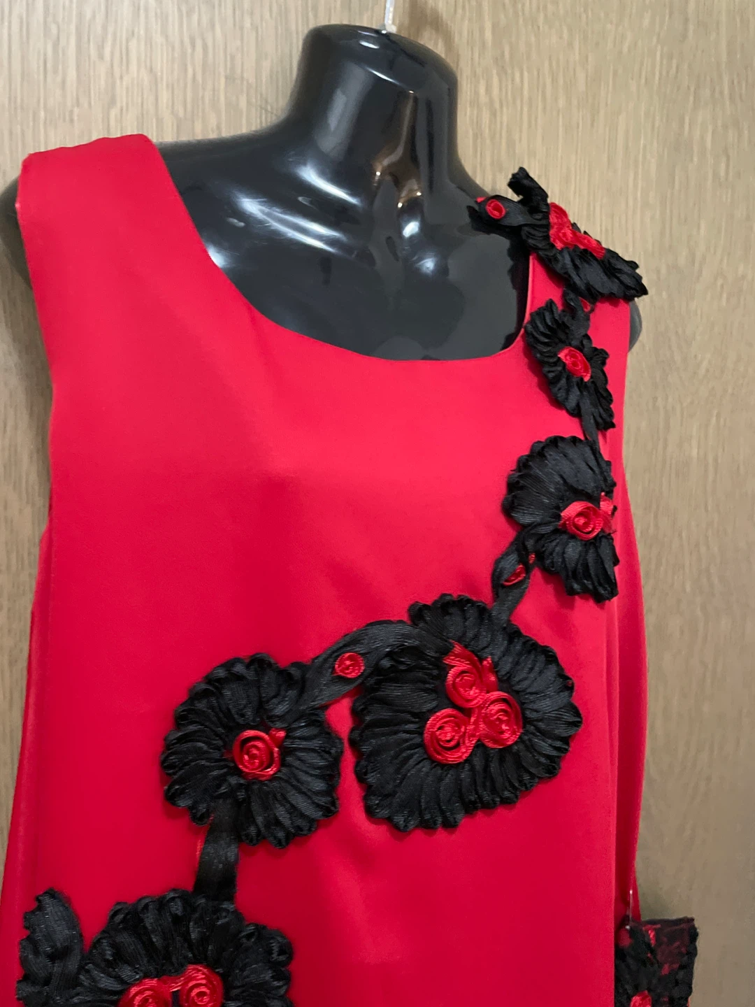 Red Sleeveless Dress with Black Flower Embellishments🏆 - photo 2
