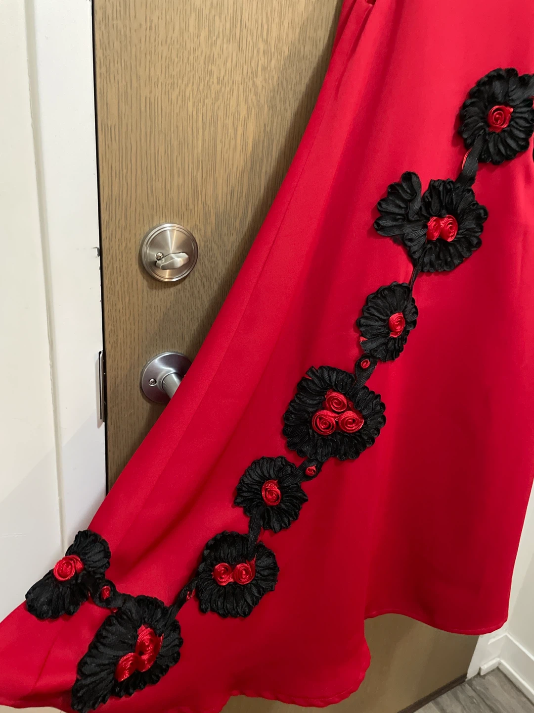 Red Sleeveless Dress with Black Flower Embellishments🏆 - photo 3