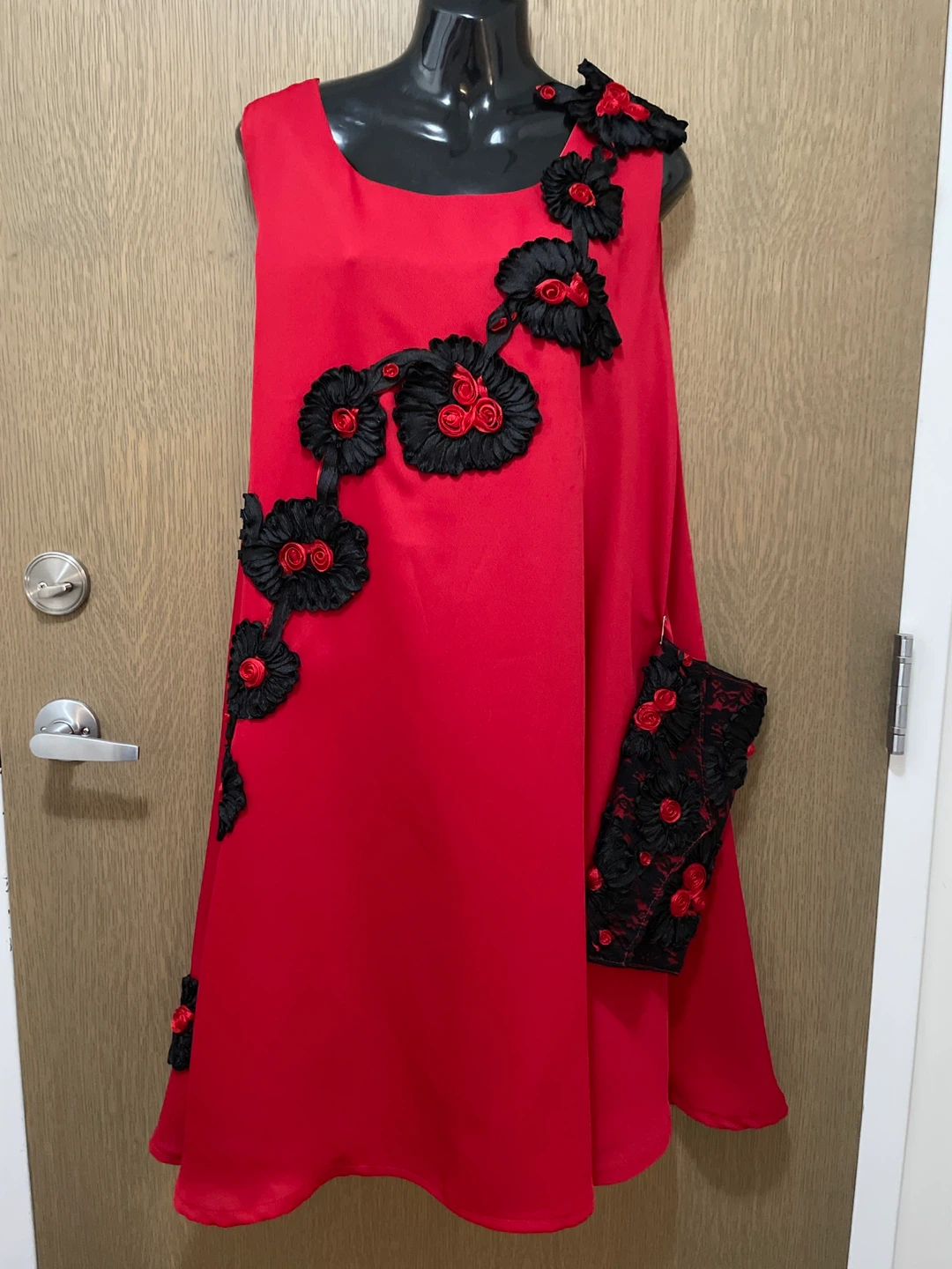 Red Sleeveless Dress with Black Flower Embellishments🏆