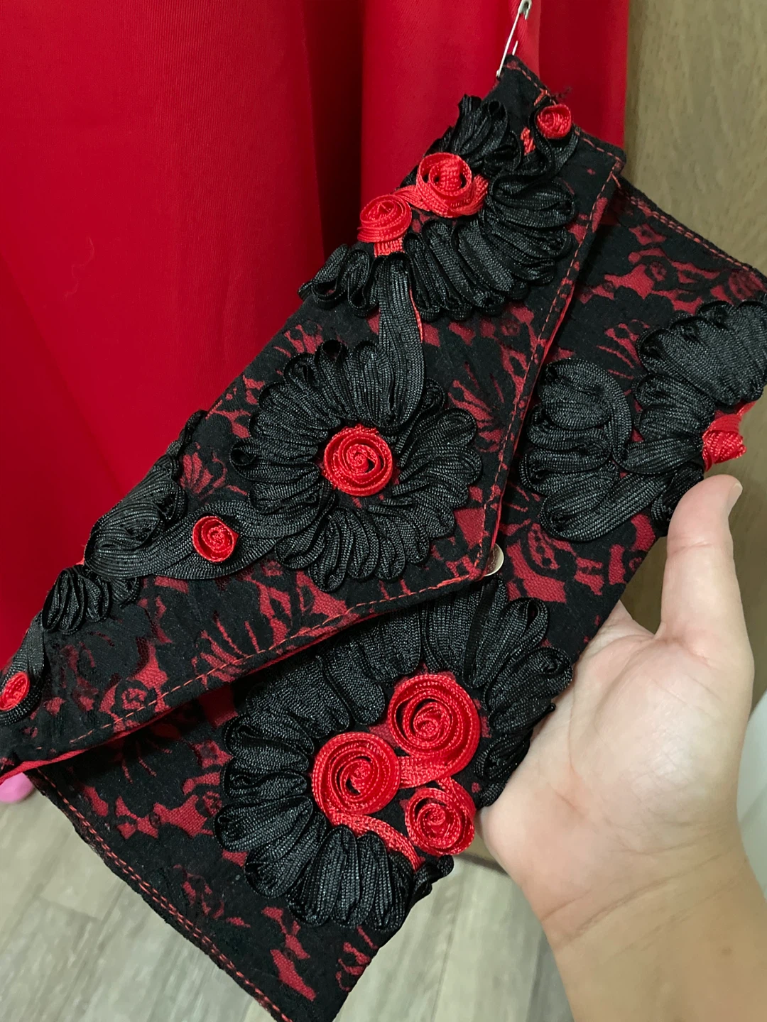 Red Sleeveless Dress with Black Flower Embellishments🏆 - photo 4