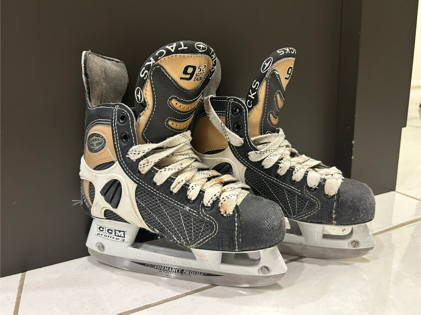 CCM Tacks 9.52 Super Tacks Hockey Skates Size 34 - photo 2