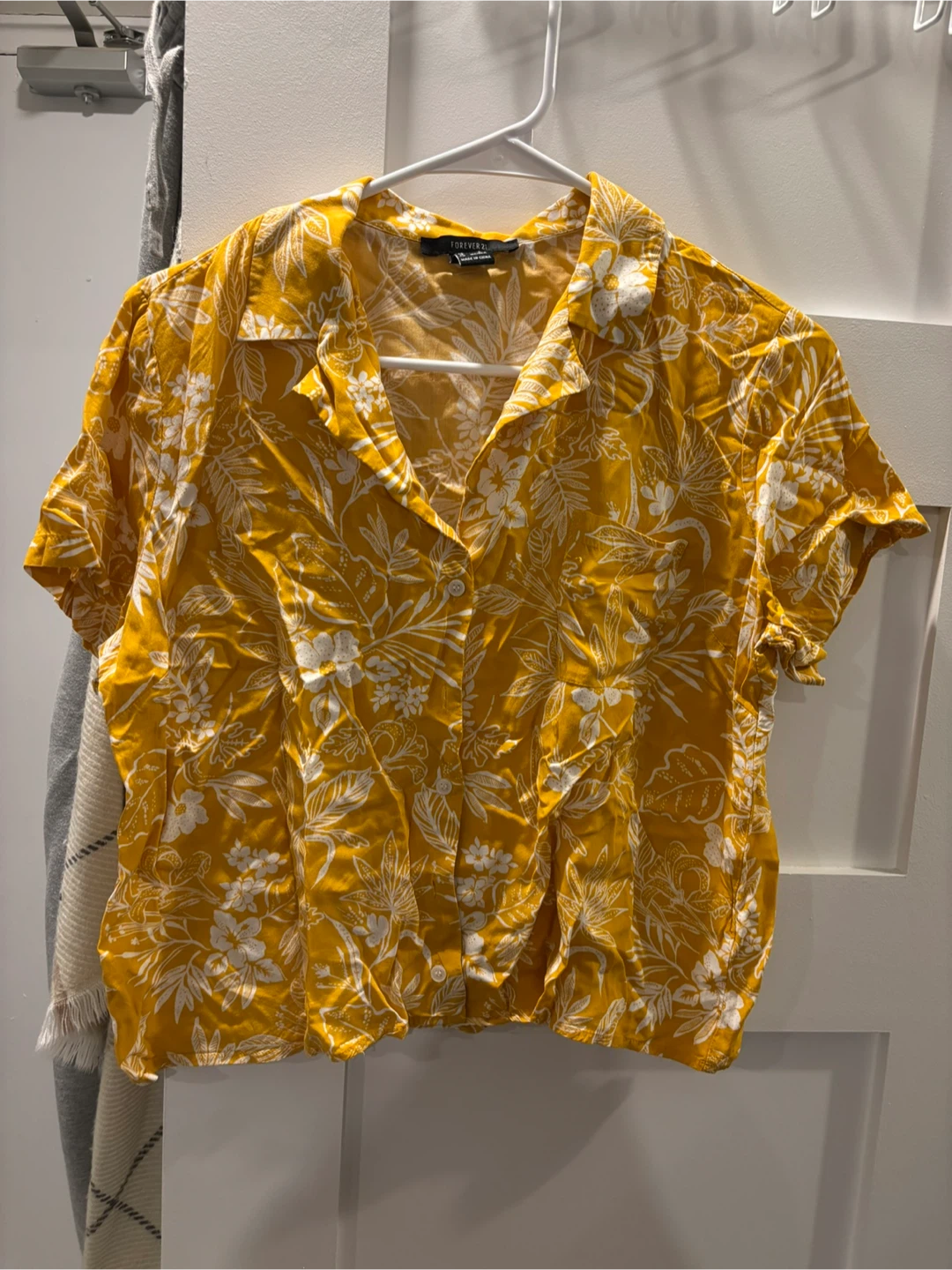 Forever 21 Yellow Floral Short Sleeve Button-Up Shirt