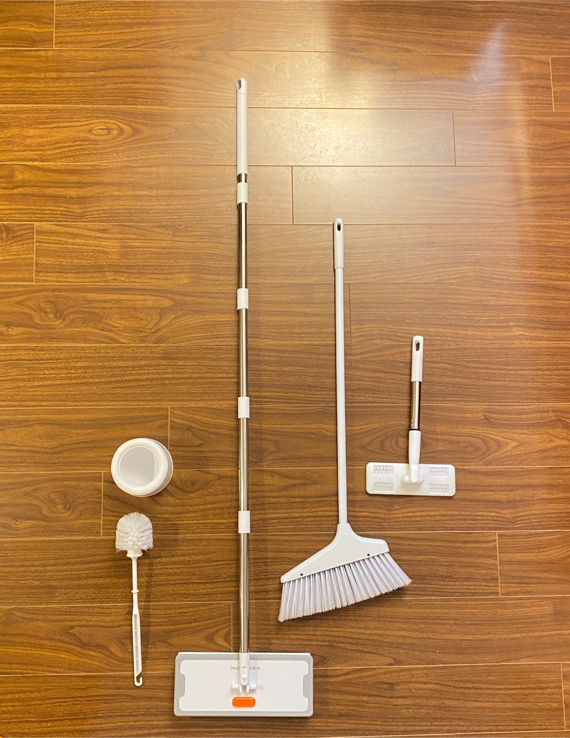 Space-saver Multifunctional Broom, Mop, Brush, Swifer Set