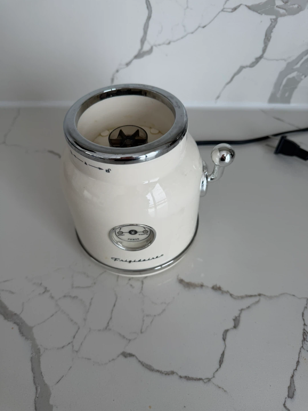 Frigidaire Retro Cream Blender with Glass Jar - photo 2