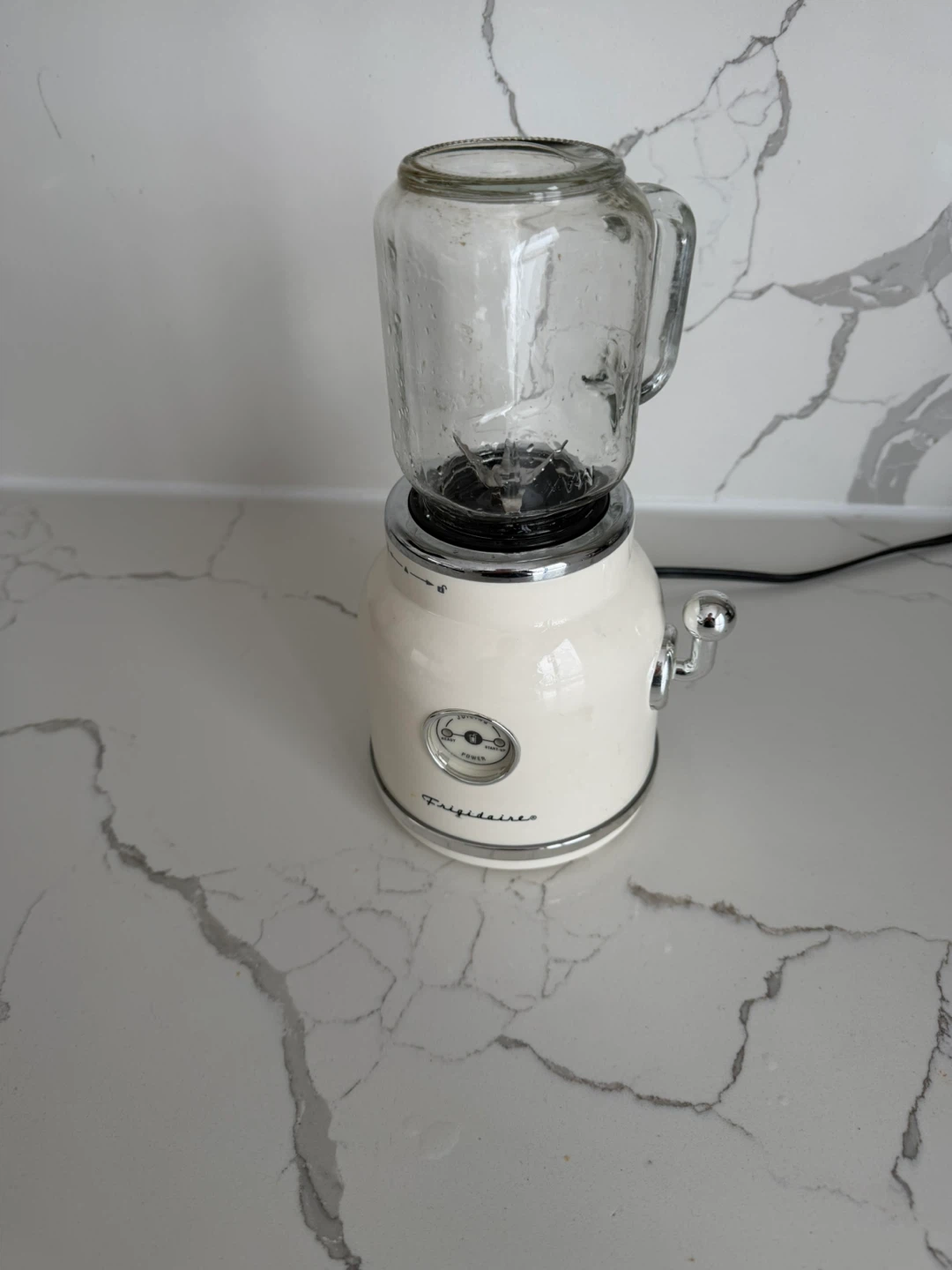 Frigidaire Retro Cream Blender with Glass Jar - photo 3