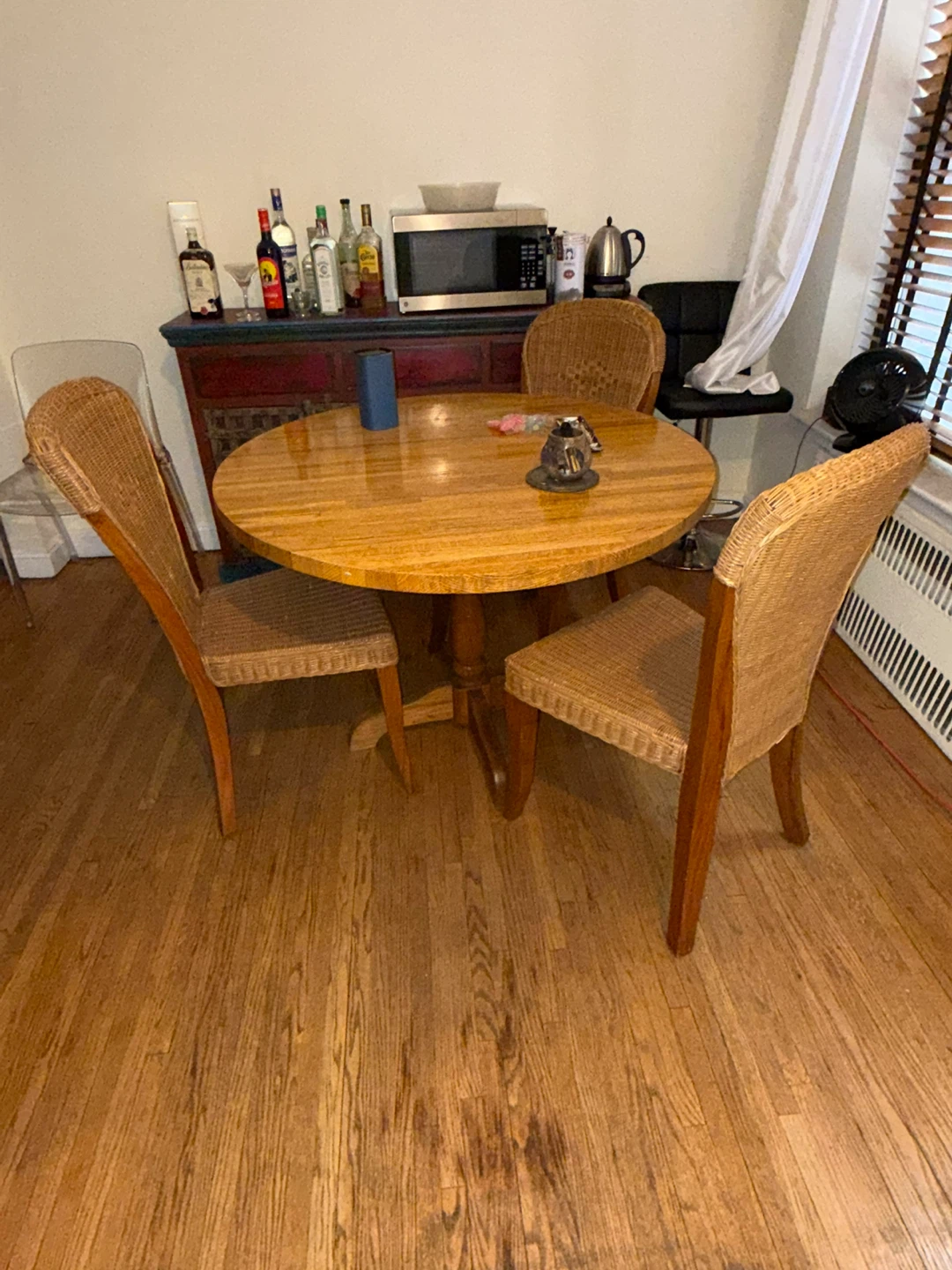 Round Oak Butcher Block Dining Table with 4 Wicker Chairs
