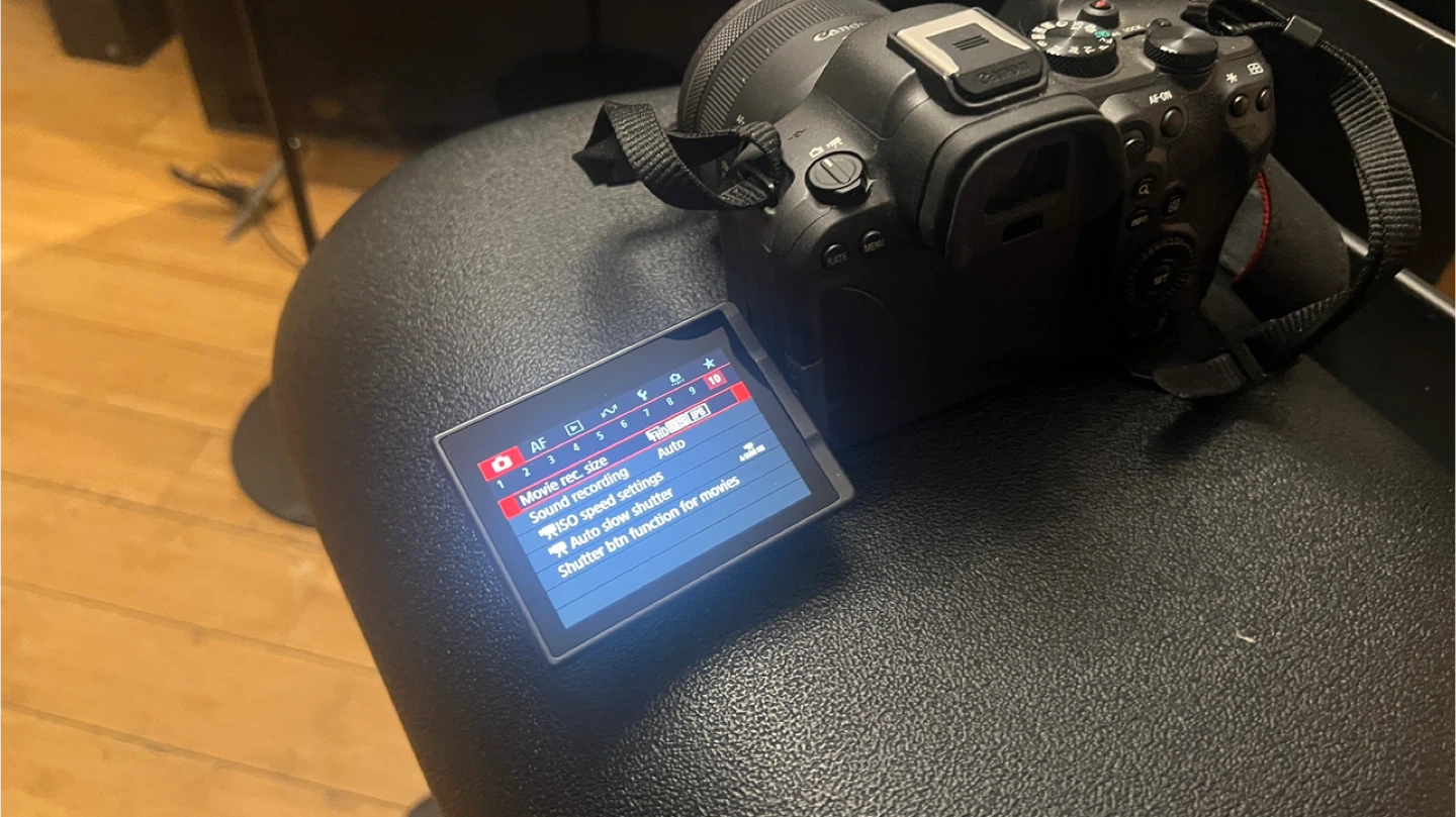 Canon EOS R6 Mark II Mirrorless Camera with 24-105mm Lens - photo 2