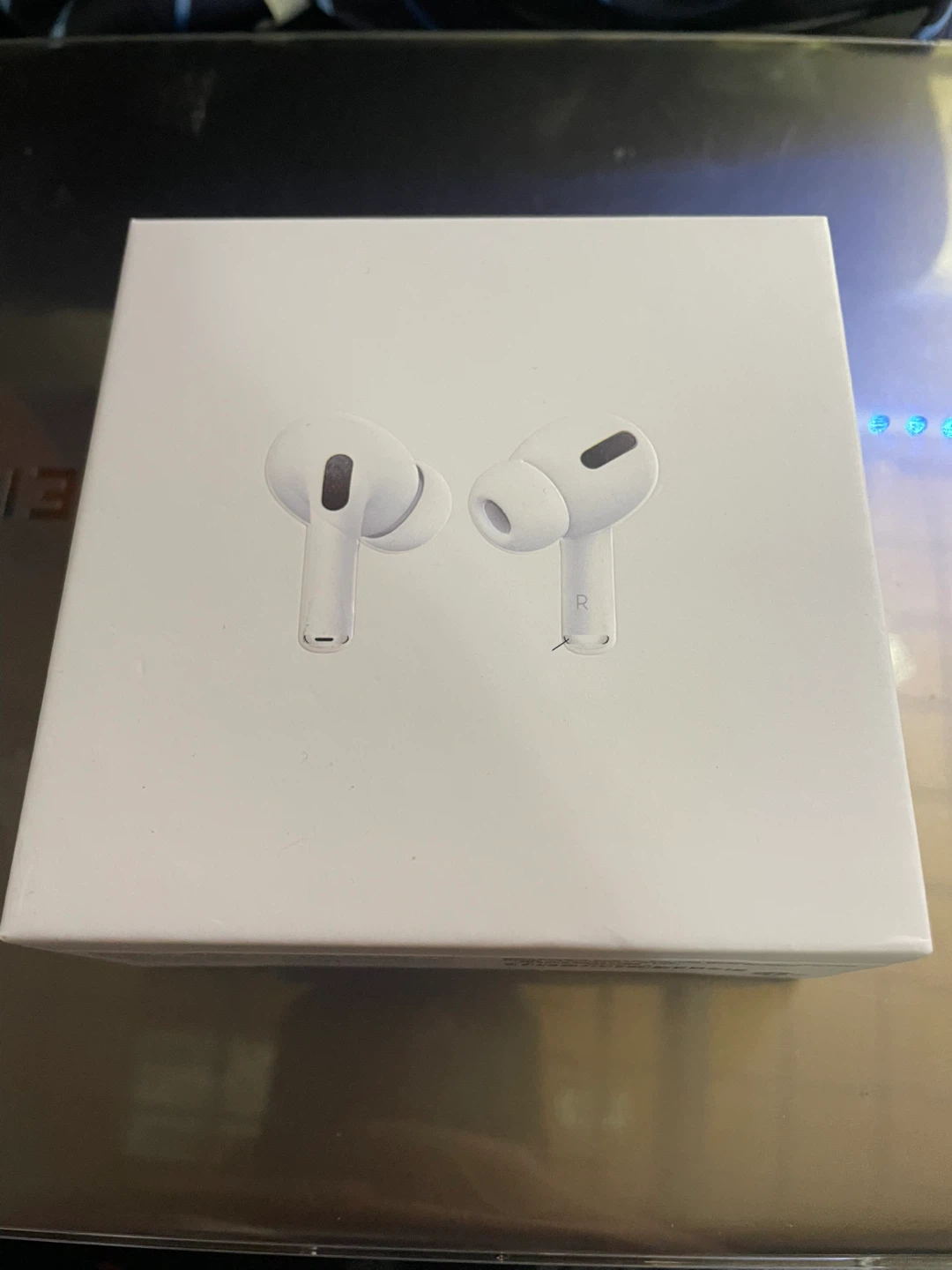 Apple AirPods Pro with Wireless Charging Case - photo 3