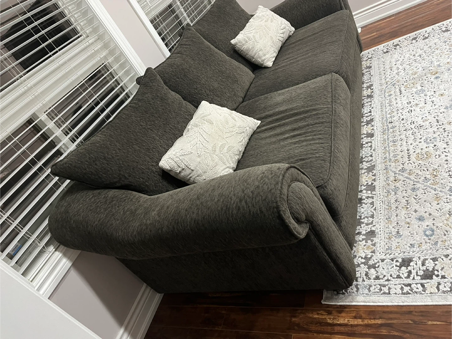 Couch - photo 2