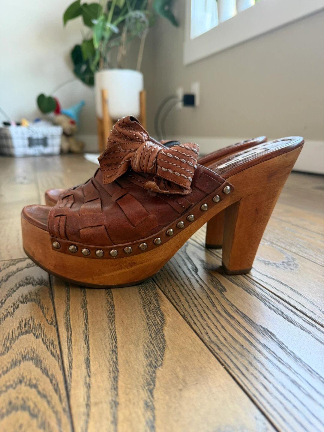 Miu Miu Vintage Brown Leather Bow Platform Clogs - photo 4
