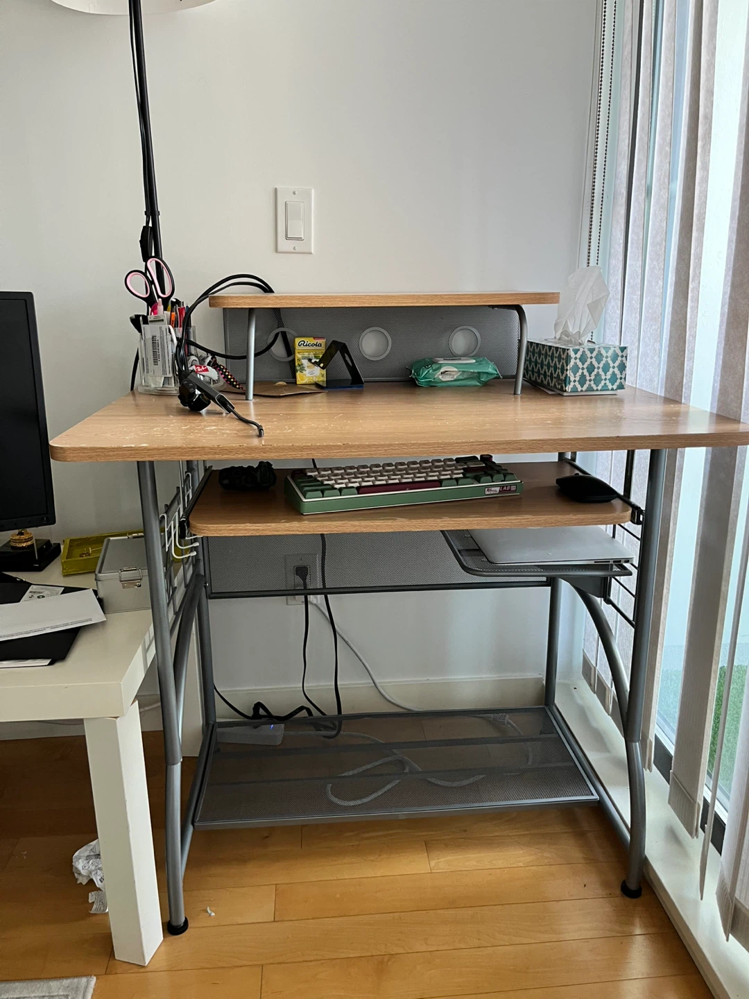 Compact computer desk with shelf