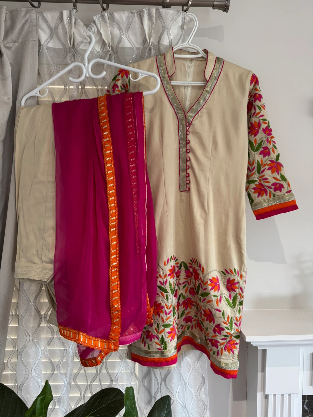Cream Embroidered Kurti with Pink Dupatta and Pants - photo 3