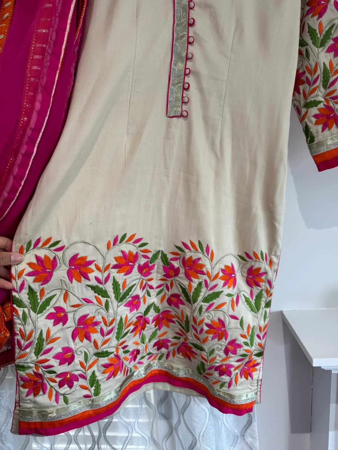 Cream Embroidered Kurti with Pink Dupatta and Pants - photo 2