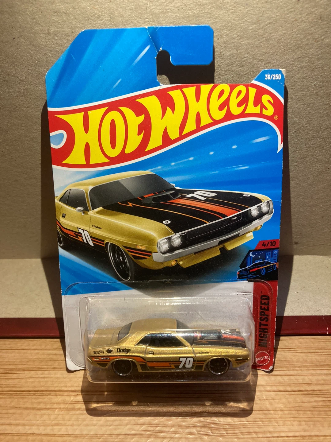 Hot Wheels / 70 Dodge Hemi Challenger / Gold