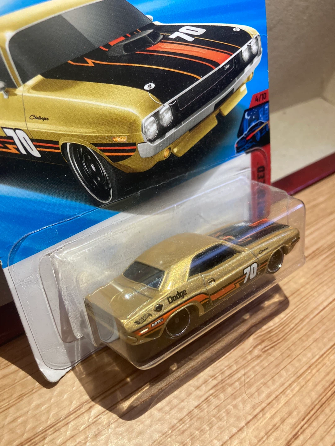 Hot Wheels / 70 Dodge Hemi Challenger / Gold - photo 3