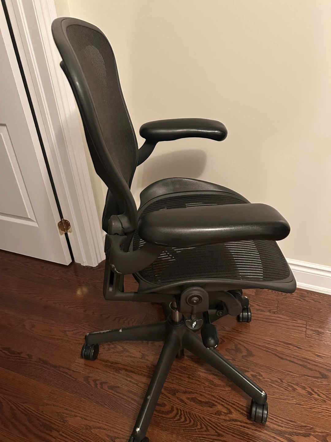 Herman Miller Aeron Chair - photo 3