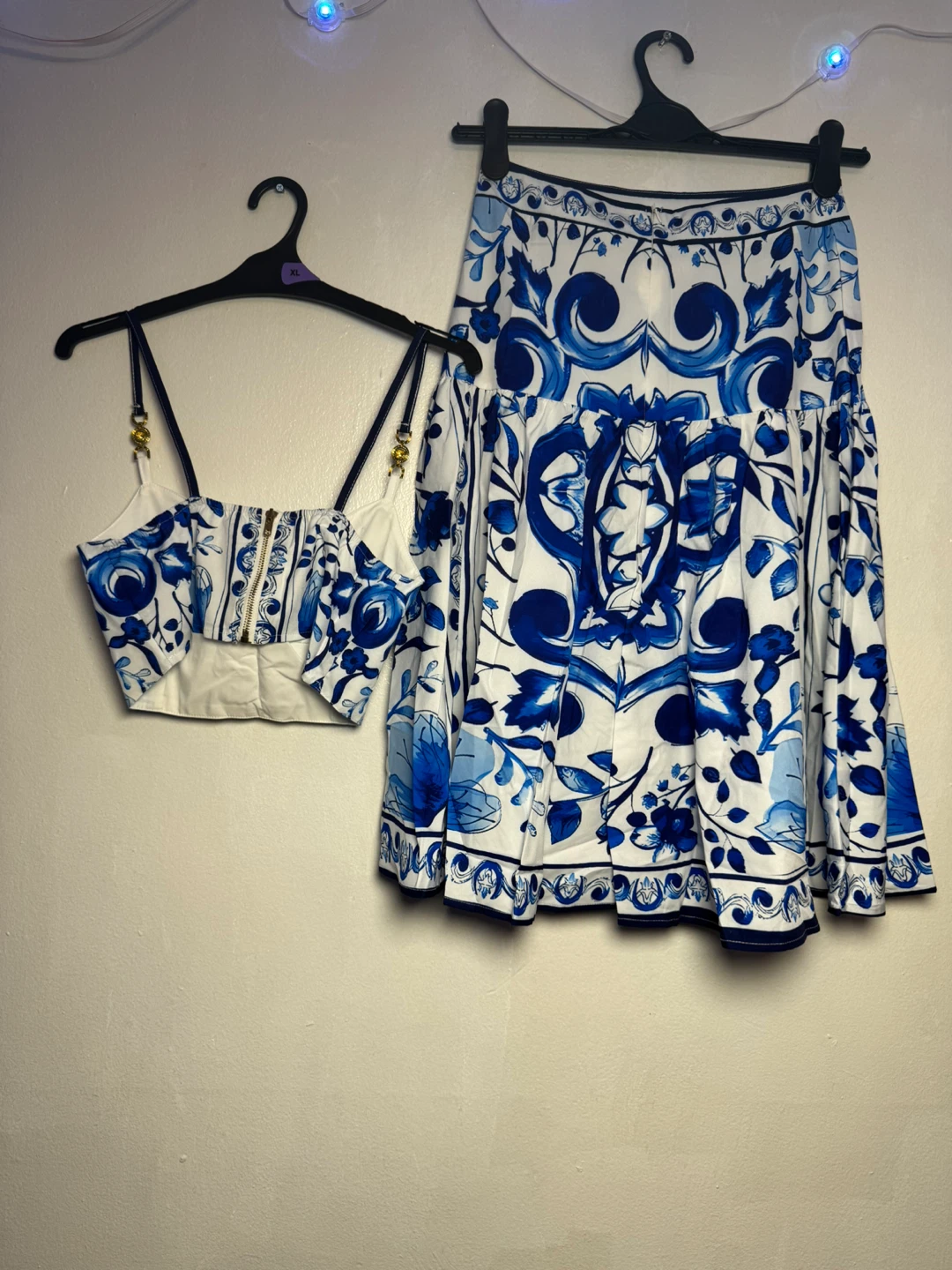 Blue and White Floral Print Crop Top and Skirt Set - photo 2