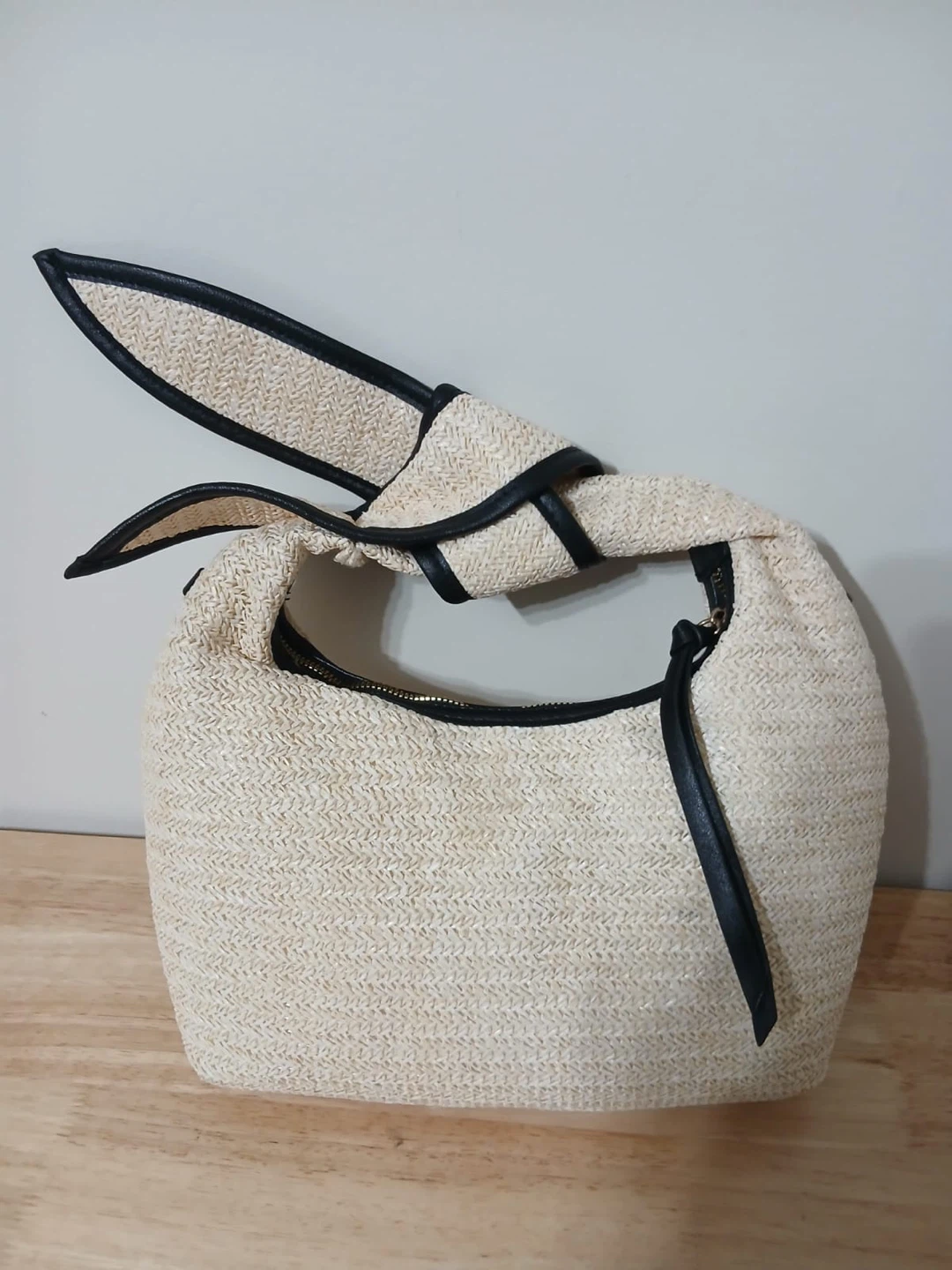 Sac à main en paille avec détails en cuir noir