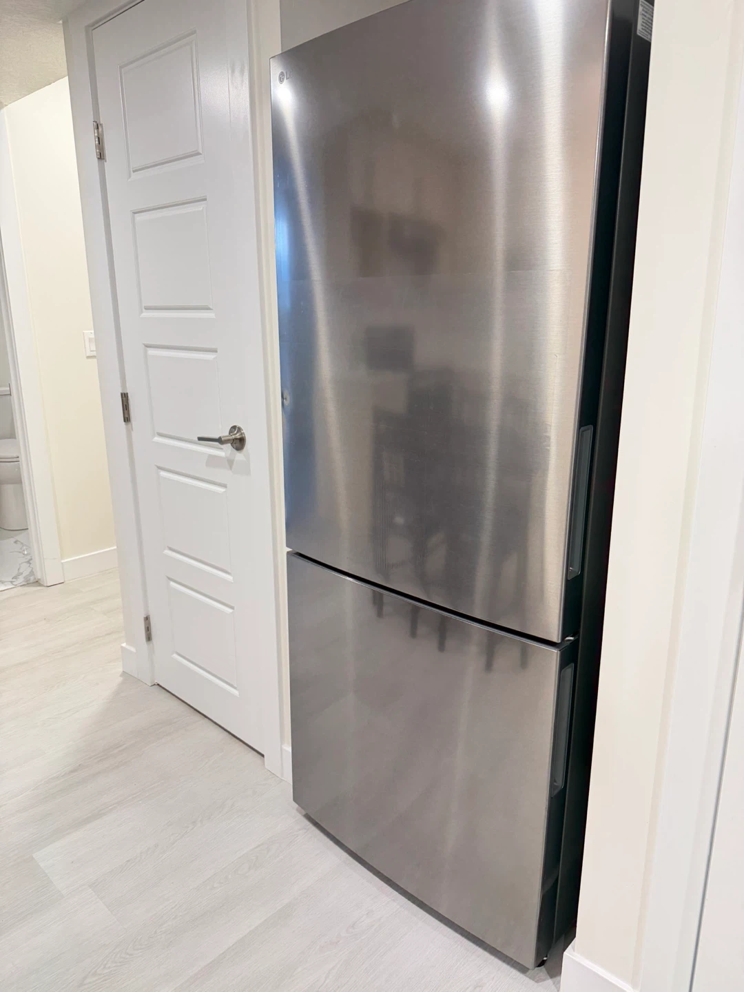 One room Legal Basement Suite - photo 4