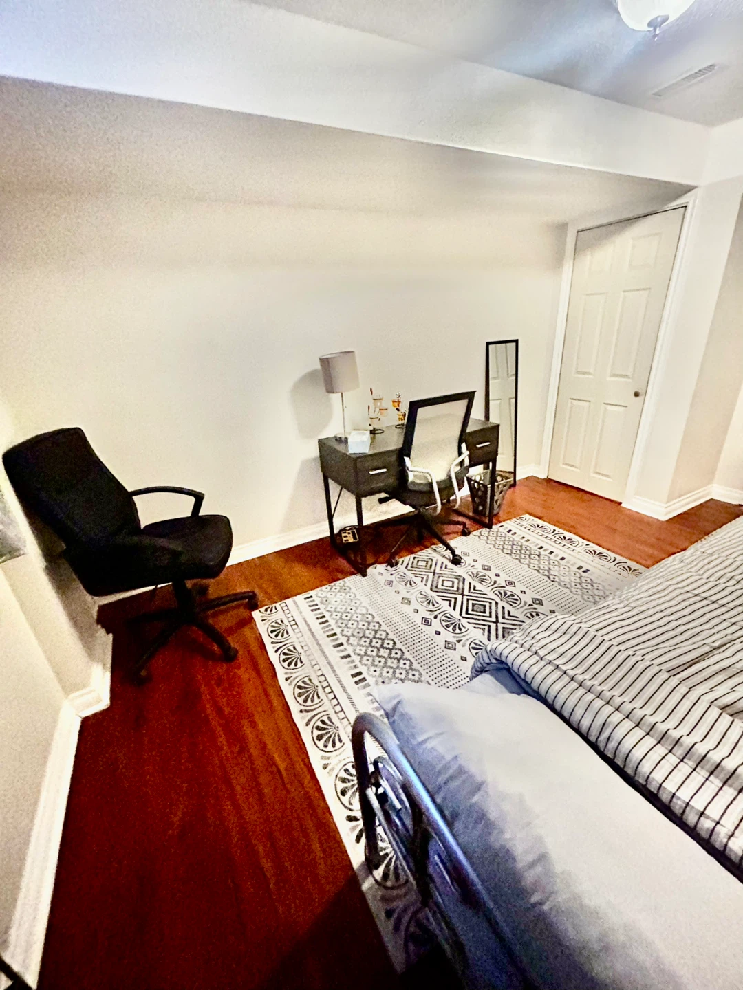 Bedrooms for rent in basement - WiFi Included - photo 5