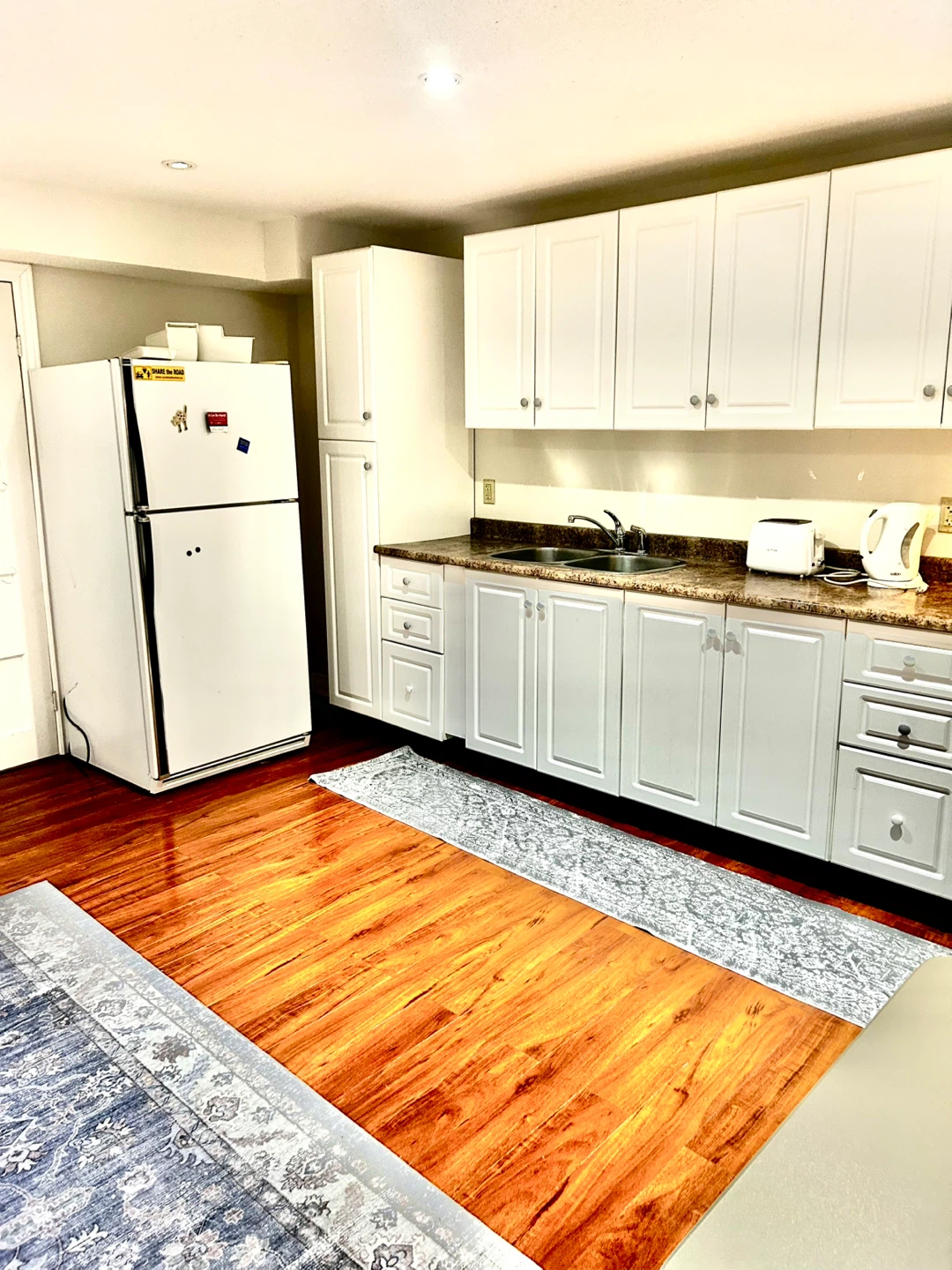 Bedrooms for rent in basement - WiFi Included - photo 3