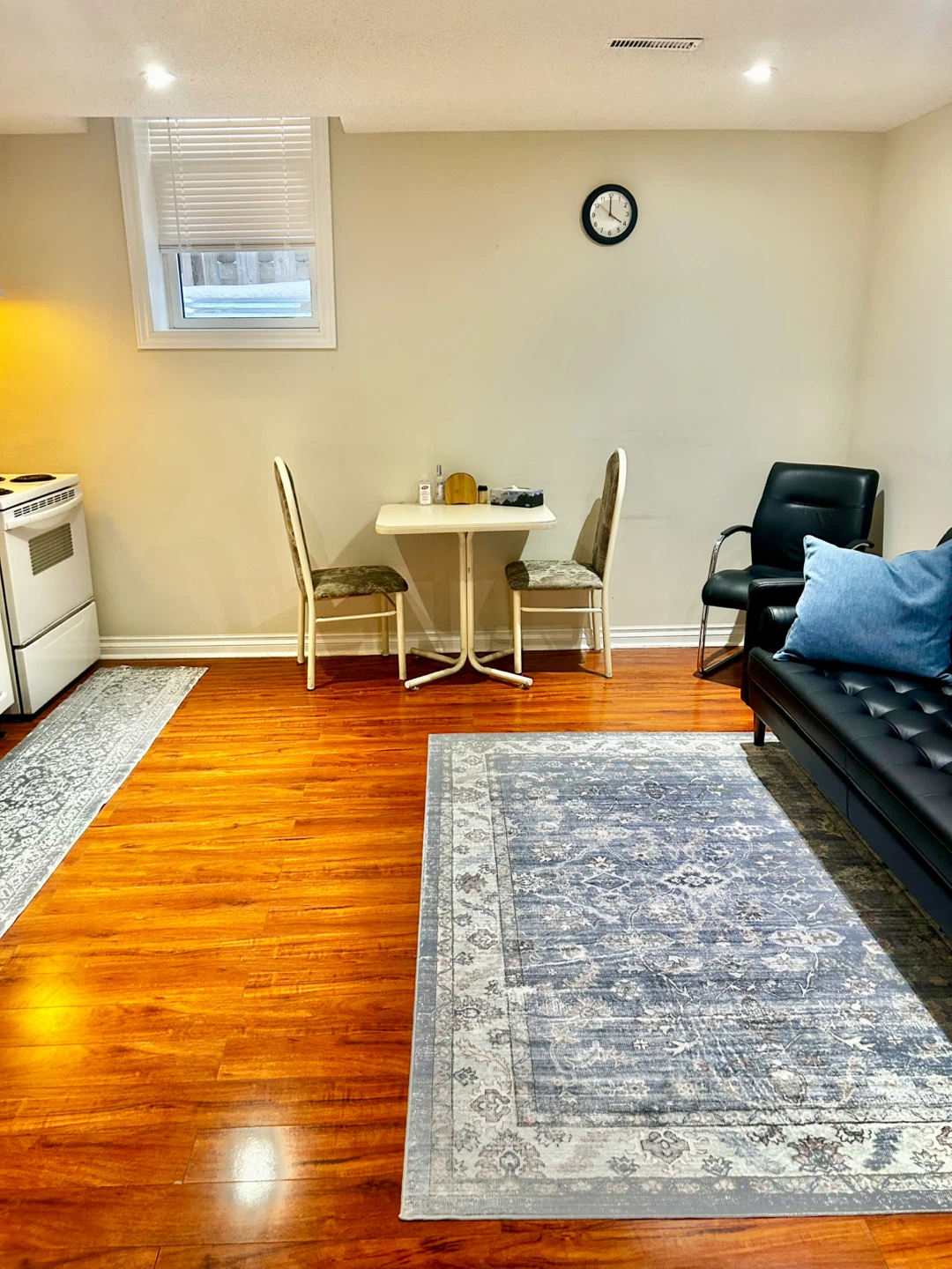 Bedrooms for rent in basement - WiFi Included - photo 2